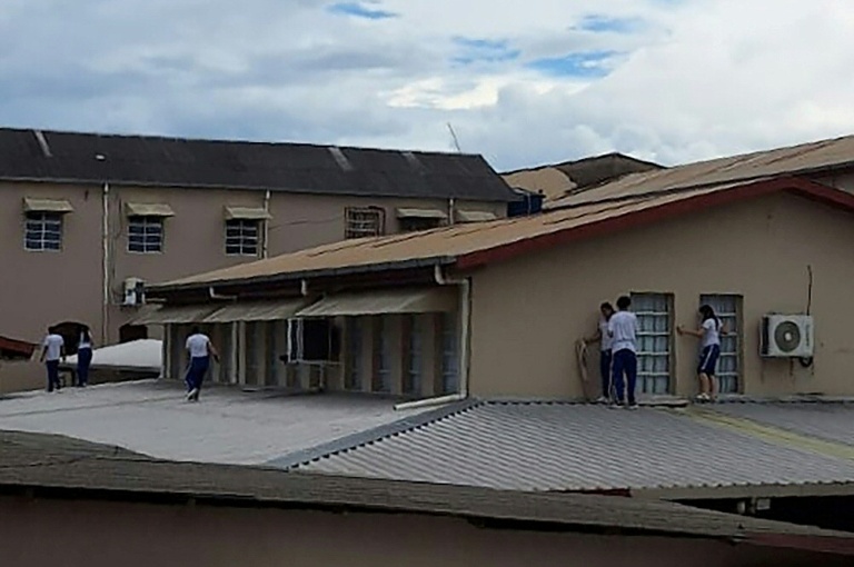 Des élèves de l'Institut Sao José sont réfugiés sur le toit alors qu'un adolescent a ouvert le feu dans l'établissement, à Rio Branco, dans l'Etat amazonien d'Acre, au Brésil, le 5 mai 2026