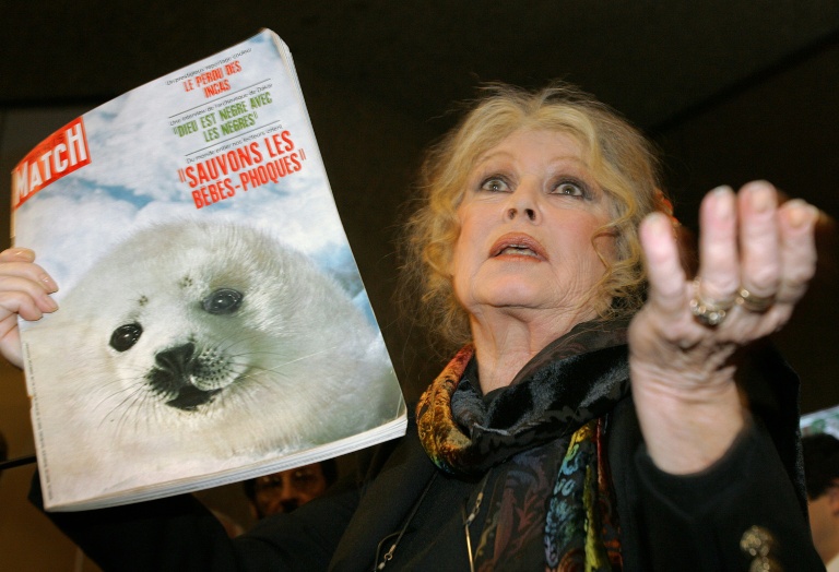 Brigitte Bardot tient une ancienne couverture de Paris Match sur le sauvetage des bébés phoques, le 5 décembre 2005 à Genève 