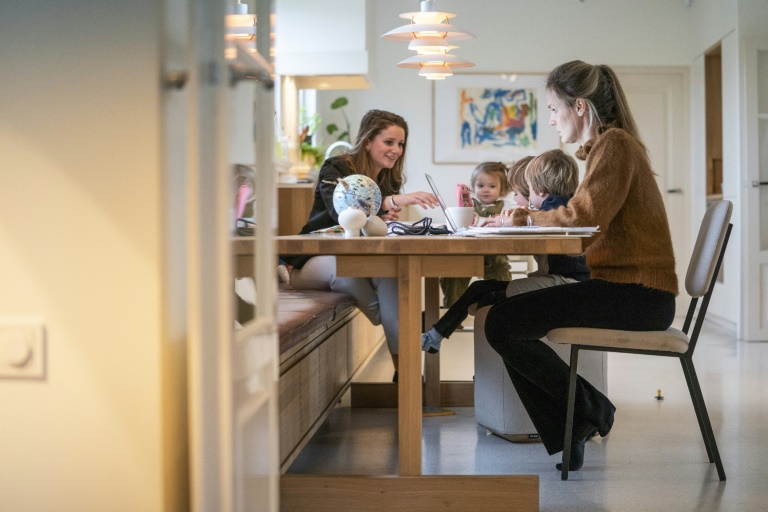 Une famille et sa baby-sitter à Breukelen aux Pays-Bas le 15 janvier 2021