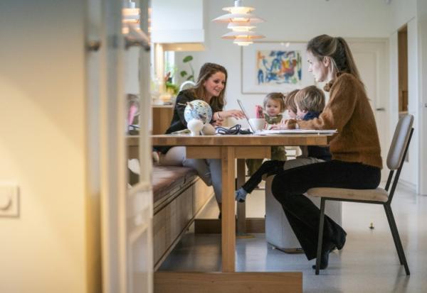 Une famille et sa baby-sitter à Breukelen aux Pays-Bas le 15 janvier 2021