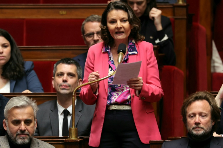 La députée du groupe Écologiste et Social Eva Sas prononce un discours lors de la séance des questions au gouvernement à l'Assemblée nationale, à Paris, le 24 février 2026
