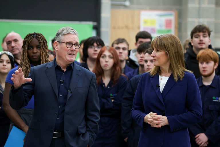 Le Premier ministre britannique Keir Starmer, à gauche, avec à sa droite la ministre des Finances britannique Rachel Reeves le 13 novembre 2025, à Llangefni, au Royaume-Uni