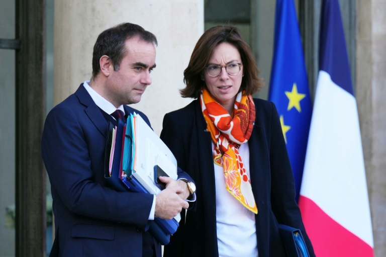 Le Premier ministre Sébastien Lecornu et la ministre aux Comptes publics Amélie de Montchalin quittent le palais de l'Elysée après le conseil des ministres, le 17 décembre 2025 à Paris