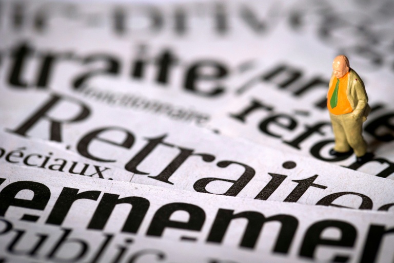 Coupures de journaux traitant du sujet de la réforme des retraites, alors que l'Assemblée nationale vote mardi le Projet de loi de finances de la Sécurité sociale pour 2026