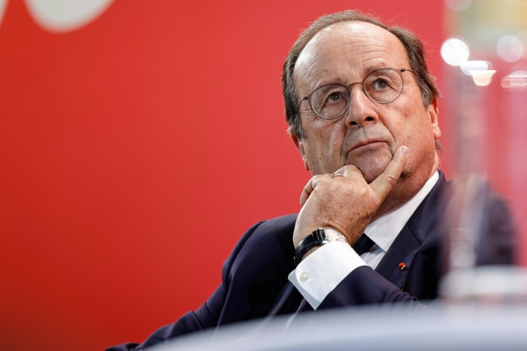 François Hollande le 16 novembre 2025, à Pontoise, dans le Val-d'Oise