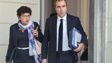 La ministre française de la Transition écologique Monique Barbut (g) et le Premier ministre français Sébastien Lecornu sur le perron du palais de l'Élysée à Paris, le 10 septembre 2026