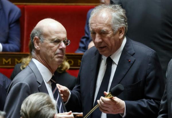 Le ministre de l'Economie Eric Lombard (à gauche) et le Premier ministre François Bayrou, à l'Assemblée nationale à Paris, le 29 avril 2025