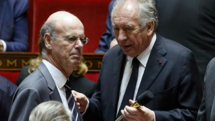 Le ministre de l'Economie Eric Lombard (à gauche) et le Premier ministre François Bayrou, à l'Assemblée nationale à Paris, le 29 avril 2025