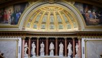 Les statues et le plafond du Sénat à Paris, le 16 mars 2023