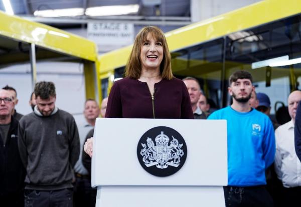 La ministre des Finances britannique Rachel Reeves, le 4 juin 2025 dans un atelier du fabricant de bus Mellor Bus, à Rochdale, dans le nord de l'Angleterre