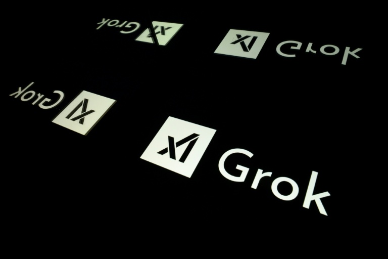 Le logo de Grok, robot conversationnel, photographié à Toulouse le 15 janvier 2025