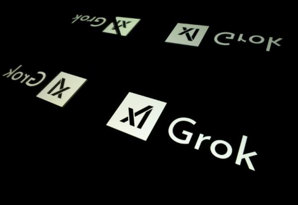 Le logo de Grok, robot conversationnel, photographié à Toulouse le 15 janvier 2025
