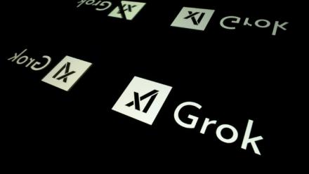 Le logo de Grok, robot conversationnel, photographié à Toulouse le 15 janvier 2025