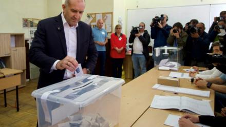 L'ancien président bulgare Roumen Radev dépose son bulletin dans un bureau de vote lors des élections législatives bulgares à Sofia, le 19 avril 2026