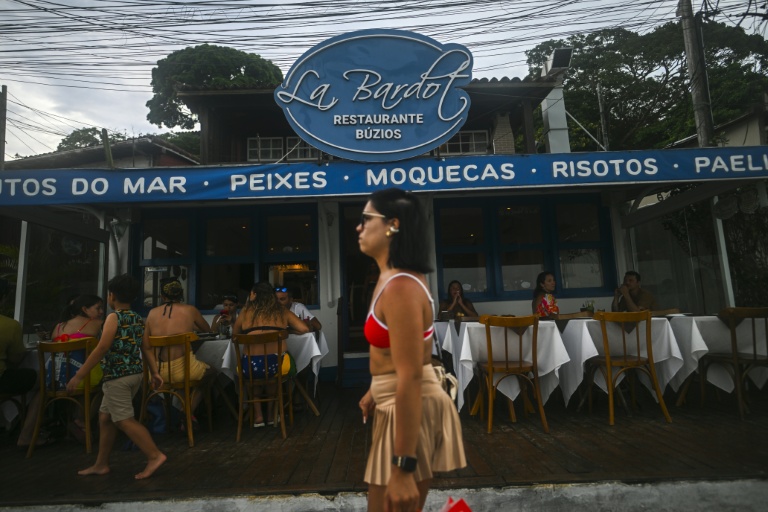 Une femme passe devant le restaurant Le Bardot à Buzios, au Brésil, le 3 janvier 2026