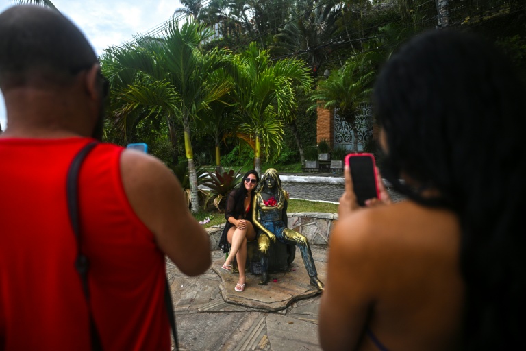 Une touriste pose à côté de la statue de Brigitte Bardot, à Buzios, au Brésil, le 3 janvier 2026