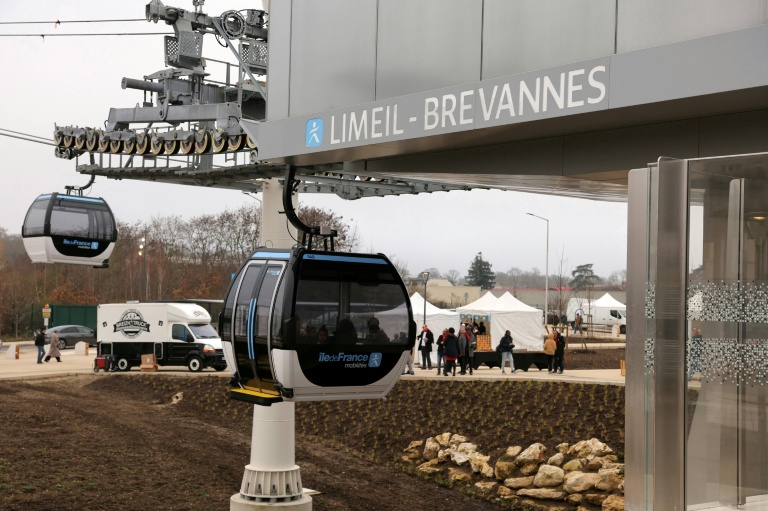 Le premier téléphérique urbain d'Île-de-France arrive à la station Limeil-Brevannes dans le Val-de-Marne, le 13 décembre 2025