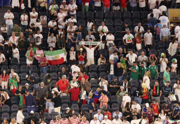 Des supporters iraniens arborent le drapeau pré-révolutinnaire lors du match du Mondial-2024 contre la Nouvelle-Zélande le 15 jui 2026 à Los Angeles