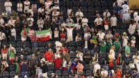 Des supporters iraniens arborent le drapeau pré-révolutinnaire lors du match du Mondial-2024 contre la Nouvelle-Zélande le 15 jui 2026 à Los Angeles