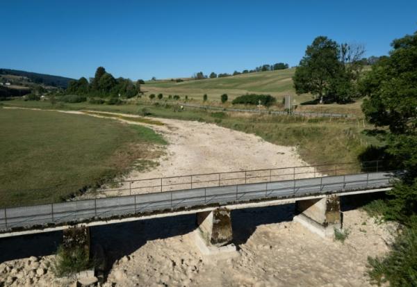 Le lit asséché de la rivière Doubs à Ville-du-Pont, le 9 juillet 2026 dans le Doubs