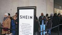 Des personnes font la queue devant le BHV à Paris pour l'ouverture du magasin Shein, le 5 novembre 2025