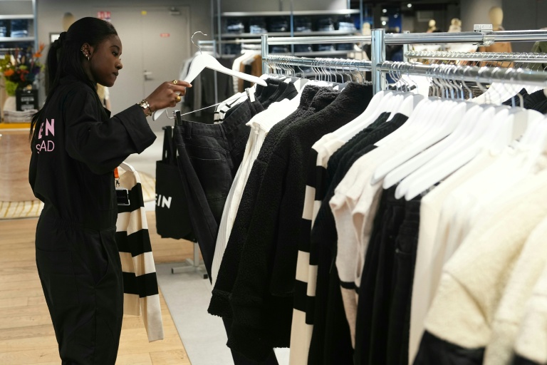 Une employée de Shein dans le premier magasin physique du géant de l'e-commerce asiatique installé au BHV à Paris, le 5 novembre 2025