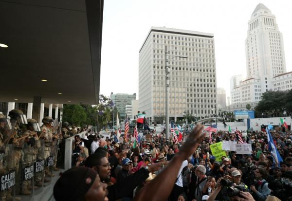 Une manifestation à Los Angeles, le 10 juin 2025, encadrée par la Garde nationale, alors que le couvre-feu à 20H mis en place par la maire de la ville vient d'entrer en vigueur