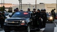 Des policiers du LAPD patrouillent pendant le couvre-feu dans le centre-ville de Los Angeles, le 12 juin 2025 en Californie