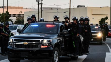 Des policiers du LAPD patrouillent pendant le couvre-feu dans le centre-ville de Los Angeles, le 12 juin 2025 en Californie