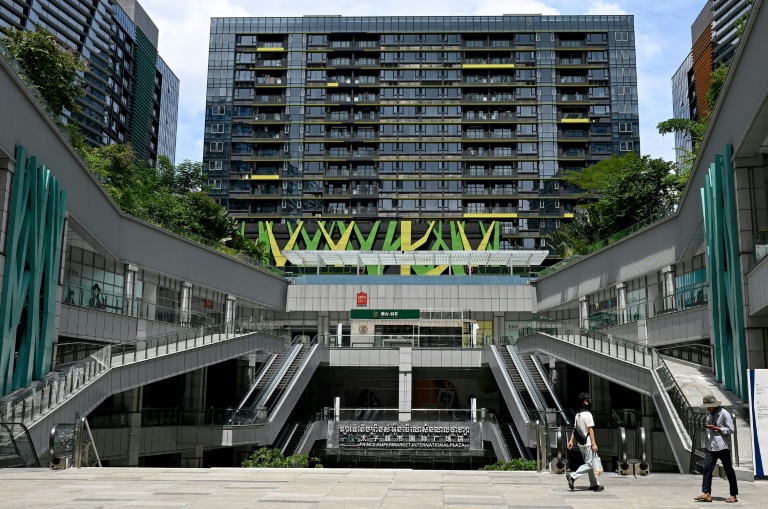 Le Prince International Plaza à Phnom Penh au Cambodge le 15 octobre 2025, une propriété du Prince Holding Group fondé par Chen Zhi