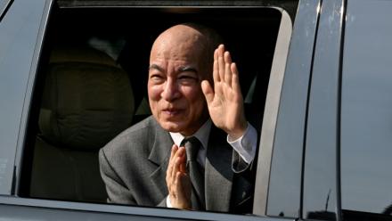 Le roi du Cambodge, Norodom Sihamoni, salue la foule depuis sa voiture lors d'une cérémonie marquant le 72e anniversaire de l'indépendance du Cambodge au Monument de l'Indépendance à Phnom Penh, le 9 novembre 2025