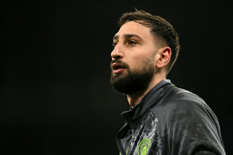 Le gardien de but italien de Manchester City, Gianluigi Donnarumma s'échauffe avant le match retour des huitièmes de finale de la Ligue des champions de l'UEFA  contre le Real Madrid, le 17 mars 2026 à  Manchester, dans le nord-ouest de l'Angleterre