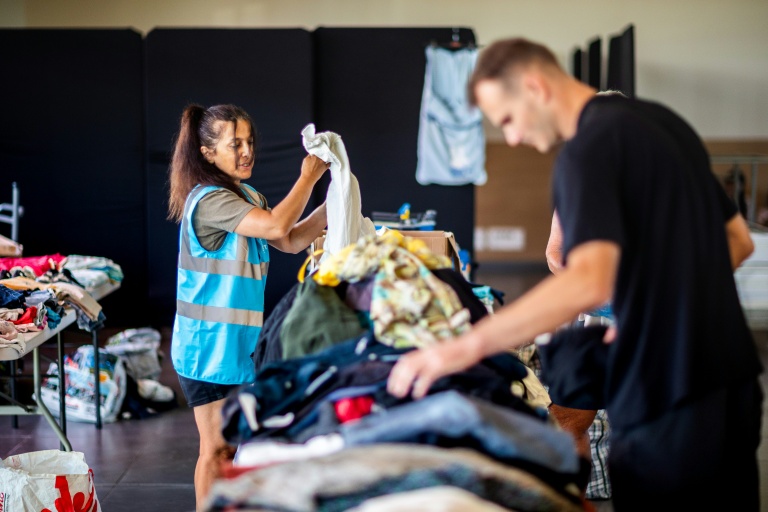 Des bénévoles rassemblent des vêtements collectés pour les touristes et personnes évacués à Canet-en-Roussillon (sud) le 3 juillet 2026.