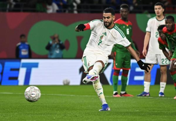 L'attaquant de l'Algérie Riyad Mahrez a inscrit un penalty contre le Burkina Faso lors de la deuxième journée de la phase de groupes de la Coupe d'Afrique des nations le 28 décembre 2025 à Rabat
