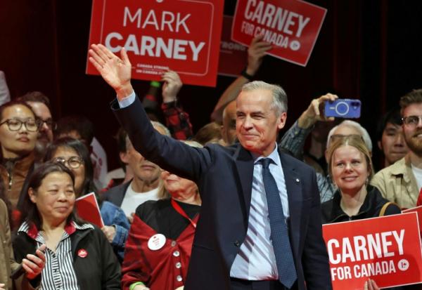 Le Premier ministre libéral canadien Mark Carney salue ses partisans après sa victoire aux élections, le 29 avril 2025 à Ottawa