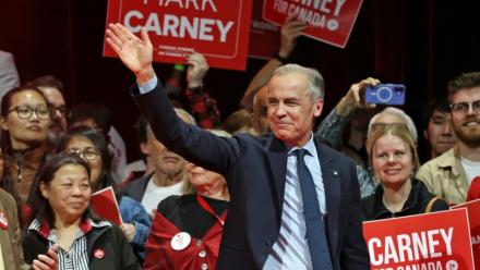 Le Premier ministre libéral canadien Mark Carney salue ses partisans après sa victoire aux élections, le 29 avril 2025 à Ottawa