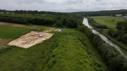 Vue aérienne d'un chantier de fouilles dans le cadre du futur canal Seine-Nord Europe, où des tombes mérovingiennes ont été découvertes, le 2 juin 2026 à Etricourt-Manancourt, dans la Somme 