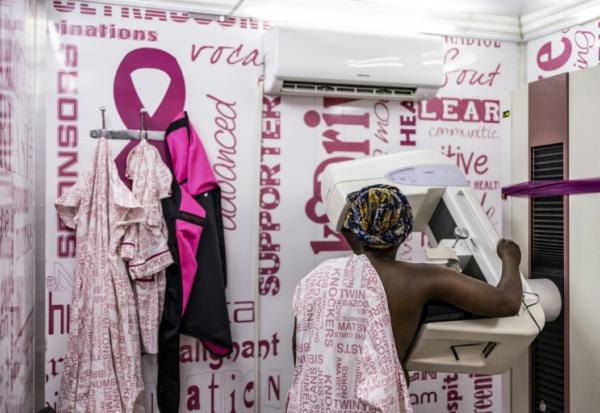 Une patiente passe une mammographie dans une unité mobile, à Johannesburg, en Afrique du Sud, le 28 novembre 2023