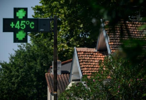 La crois lumineuse d'une pharmacie affiche 45°C à Toulouse, le 11 août 2025