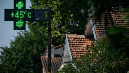 La crois lumineuse d'une pharmacie affiche 45°C à Toulouse, le 11 août 2025