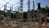 Salarié Enedis travaillant à l'installation d'un nouveau transformateur électrique à Pompignac, dans le département de la Gironde, le 1er juillet 2025. 