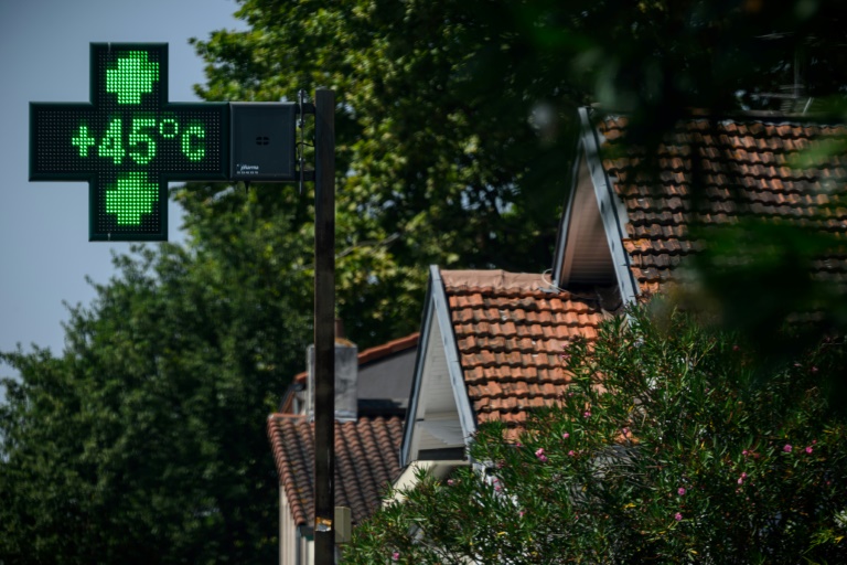 La croix lumineuse d'une pharmacie affiche 45°C à Toulouse, le 11 août 2025