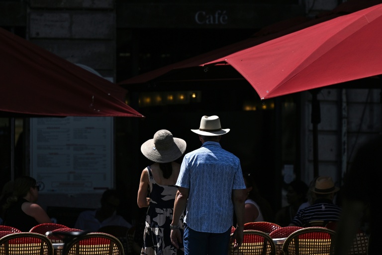 Un couple se déplace en pleine canicule à Bordeaux, le 25 juin 2026