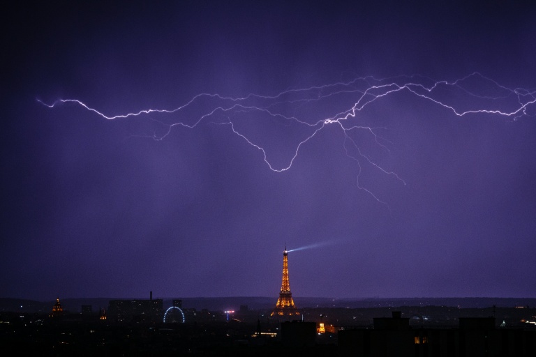 Des éclairs au-dessus de la tour Eiffel durant un orage à Paris le 27 juin 2026