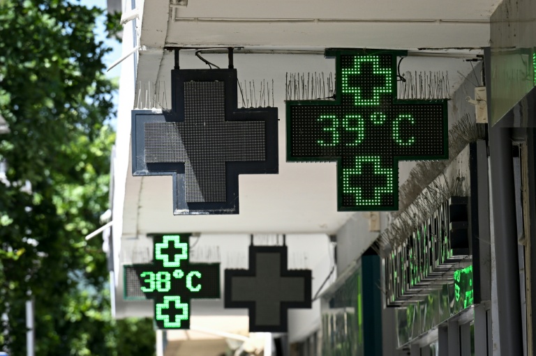 Des température affichées sur des thermomètres devant une pharmacie à Thionville, en Moselle, le 26 juin 2026