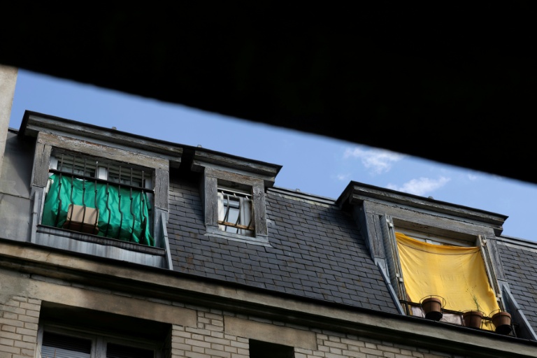 Des tissus installés à l'extérieur des fenêtres pour protéger les logements de la chaleur à Paris, le 26 juin 2026, lors d'un épisode de canicule en France