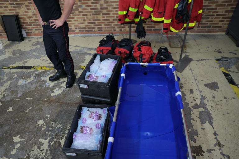 Une baignoire de refroidissement d'urgence et des poches de glace, dans une caserne de pompiers à Paris, le 28 juin 2026 lors d'un épisode de canicule en France