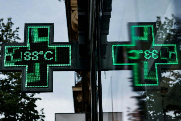 Le panneau lumineux d'une pharmacie indique une température de 33°C à Paris, le 29 mai 2026 lors d'une vague de chaleur en France