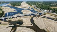 Un pont au-dessus du lit asséché de la Loire à Varades, en Loire-Atlantique, le 10 juillet 2026