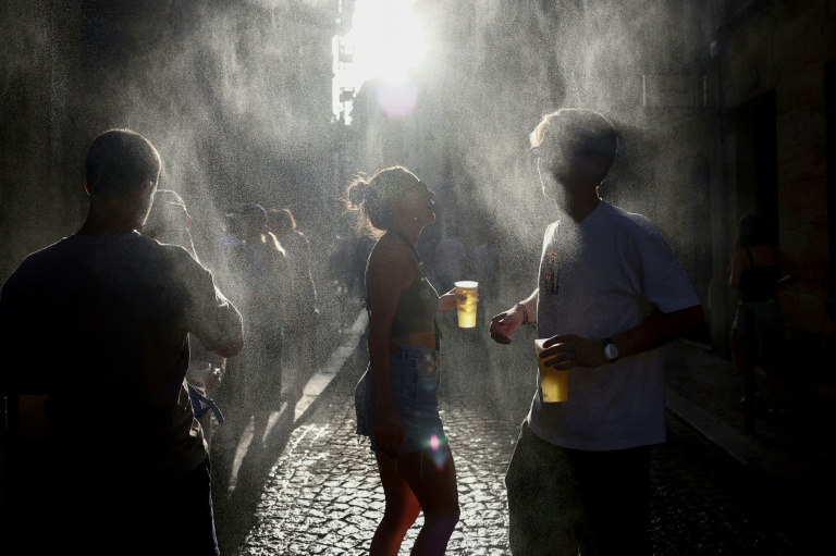 Des festivaliers sous un brumisateur lors de la Fête de la musique à Bordeaux, lors d'une vague de chaleur, le 21 juin 2026